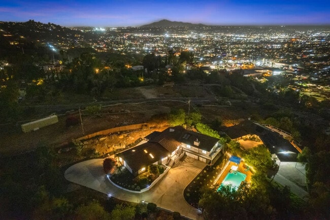 Building Photo - 5048 Bluff Pl