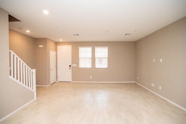 Building Photo - Gorgeous Townhome 3/2 in Santa Rosa Community in Summerlin!