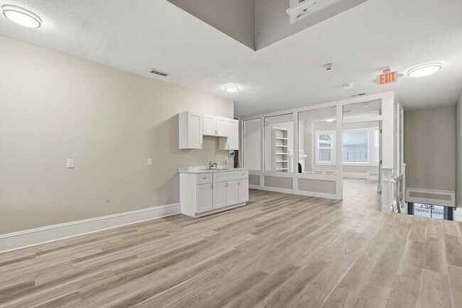 Building Photo - 7 Maple St