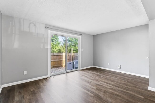 Building Photo - Special Offer – One Week Free Rent!