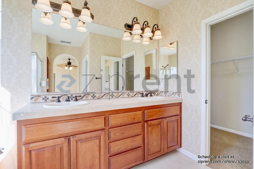 Building Photo - 704 Moore Way