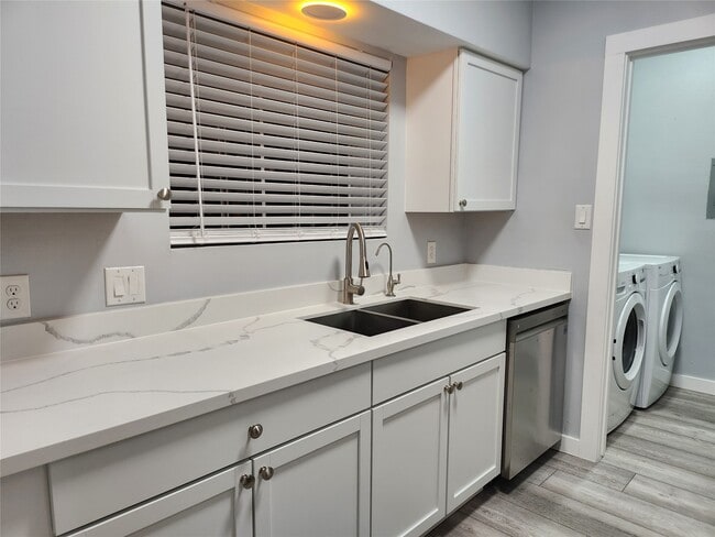 Building Photo - 6500 Harbor Town Dr