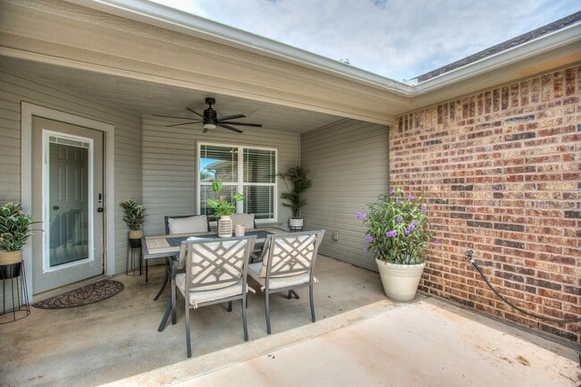 Building Photo - 5022 Red Oak Ln