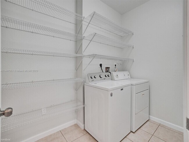Building Photo - 4 br, 3.5 bath Townhome - 5127 Madison Lak...