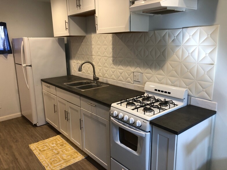 Full Kitchen - 22039 Gilmore St