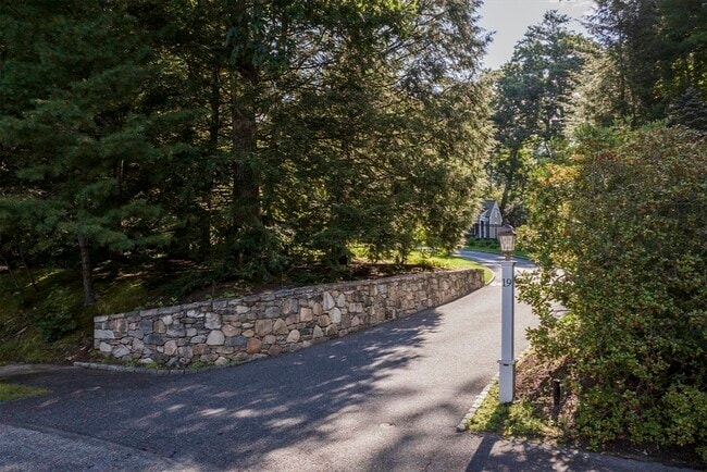 Building Photo - 19 Ridge Hill Farm Rd