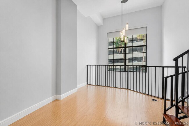 Building Photo - 801 S Olive Ave