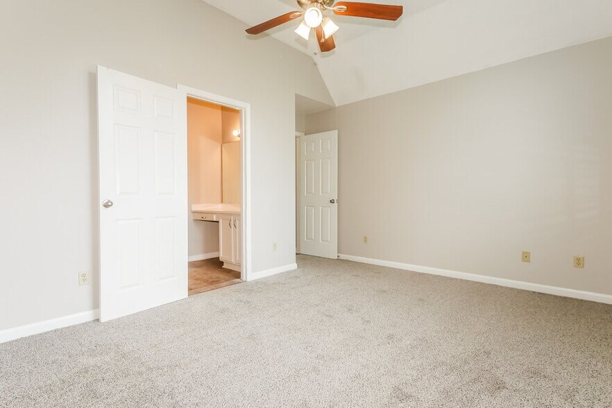 Building Photo - 3840 Clarion Dr