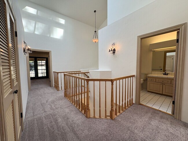 Building Photo - Spacious and Inviting 3-Bedroom, 2.5-Bath Townhome in the Heart of Menlo Park