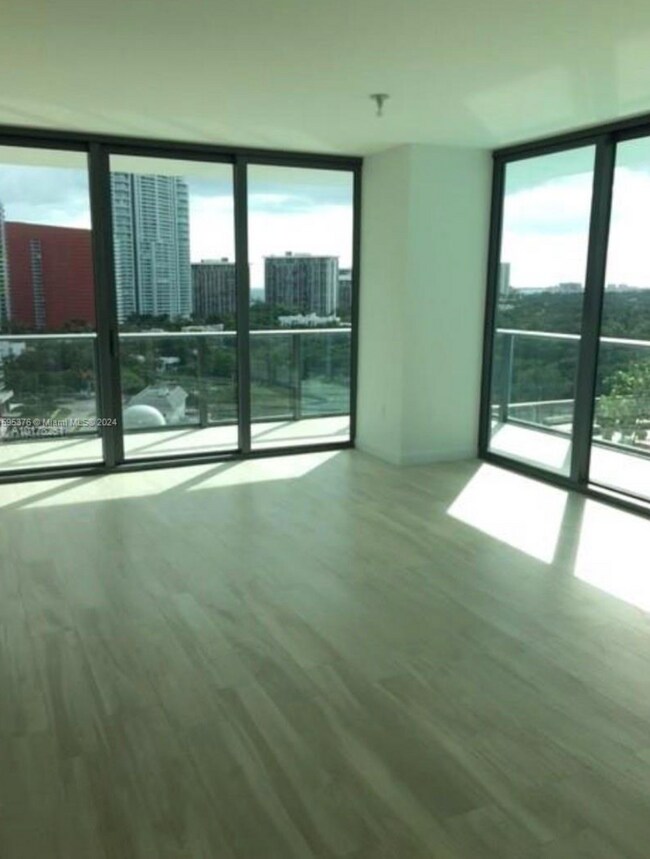 Building Photo - Amazing 3 bedrooms-3baths corner unit.