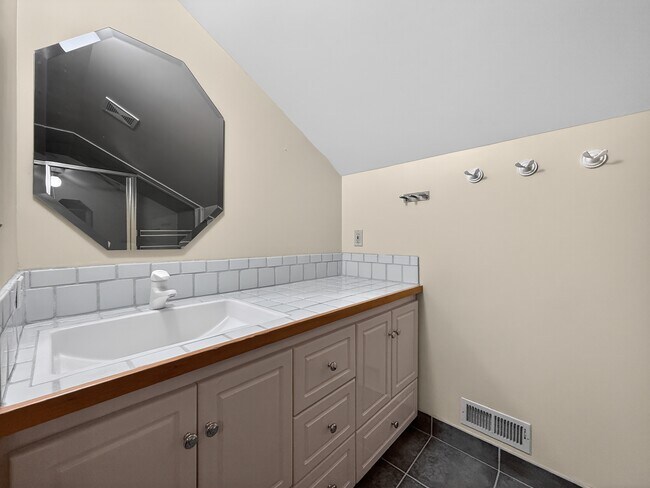 Building Photo - 16711 NE 18th St