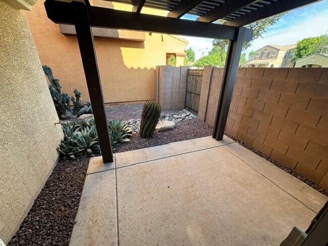 Building Photo - **STUNNING 3 BEDROOM/2.5 BATHROOM HOUSE IN LOCATED IN LYONS GATE (RAY & HIGLEY)**