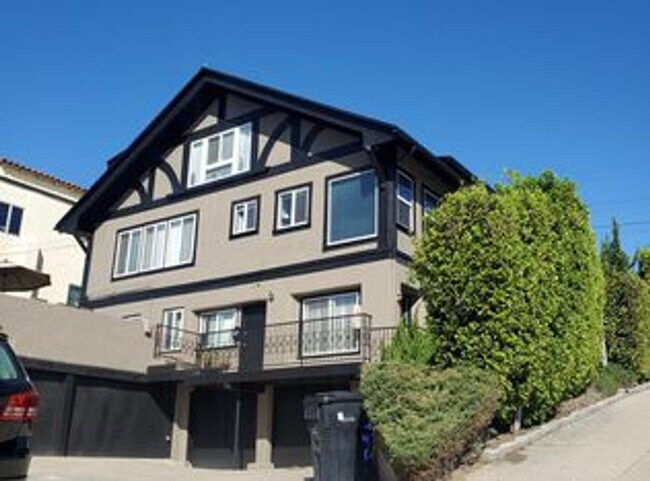 Building Photo - Upstairs 2 Bedroom Apartment with Extra St...