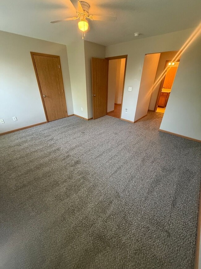Building Photo - Spacious 3 bedroom, two level duplex in Raymore with new flooring!