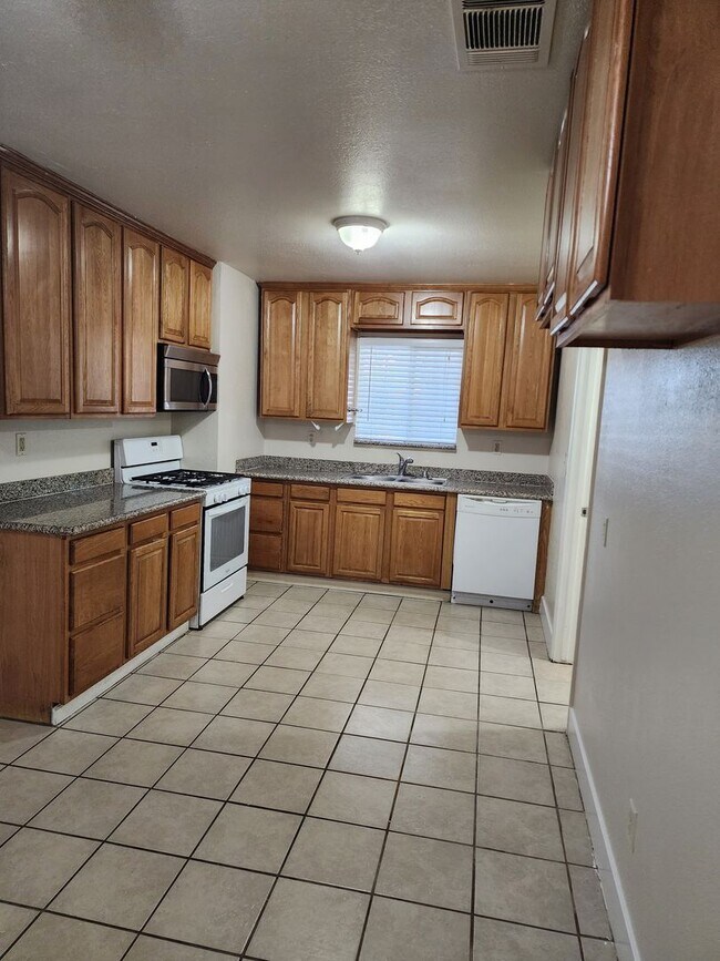 Building Photo - 3 bedroom 1 bath with Garage converted to ...