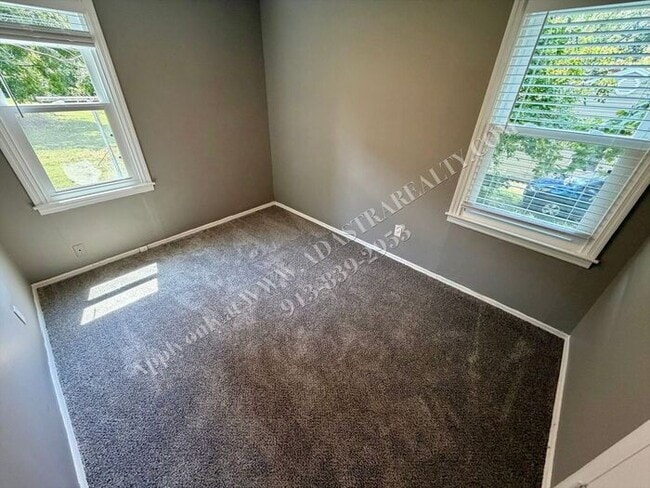 Building Photo - Cute 3 Bed 1 Bath in Raytown-Available NOW!!