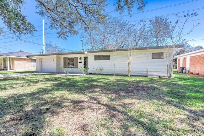 Building Photo - 206 Crestview Dr