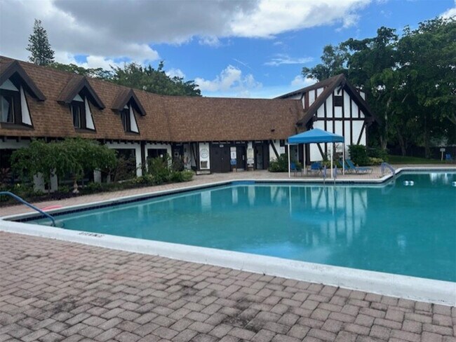 Building Photo - 3720 Inverrary Dr