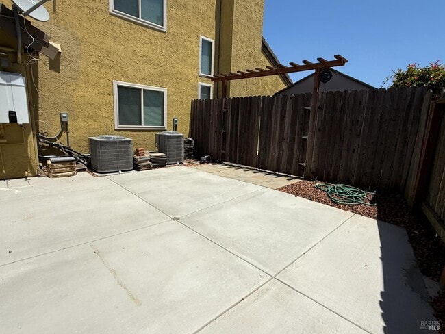 Building Photo - 666 Belvedere Dr