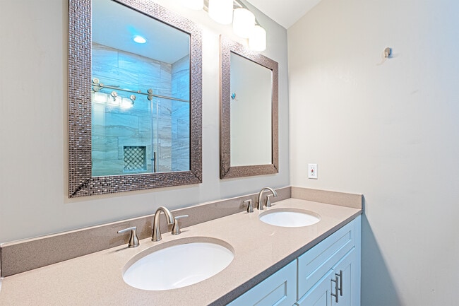 Building Photo - 9705 Locust Hill Dr