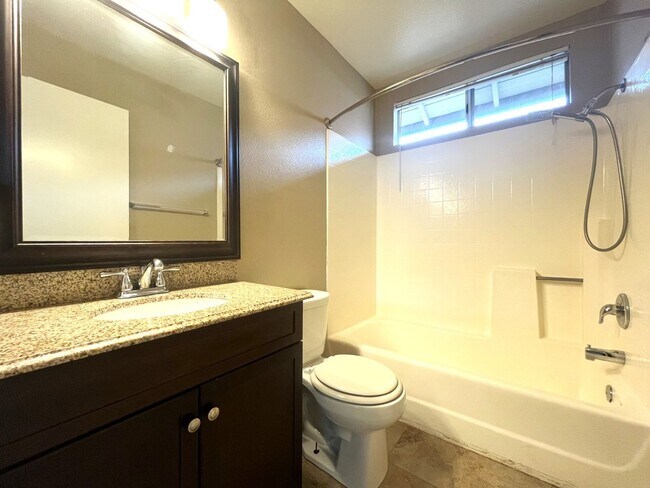 Building Photo - 3 bed, 2.5 bath located in Corona, CA!