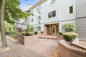 Building Photo - 9800 Roosevelt Way NE
