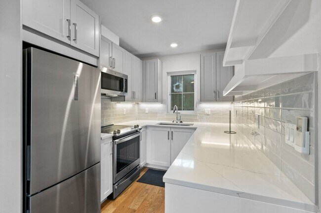 Building Photo - 2Bd/1.75Ba Seattle Condo