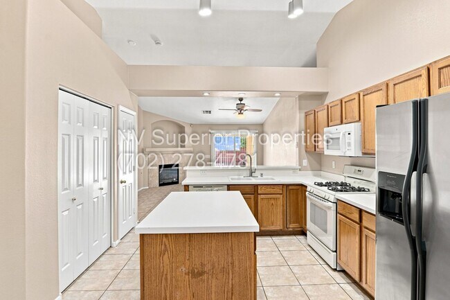 Building Photo - SE!! Stallion Mountain!! Gated!!! Single Story Home!! No Carpets!!! Covered patio!! Water Conditi...