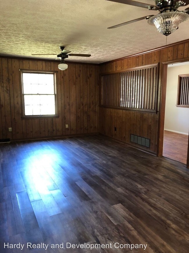 Building Photo - 501 Redmond Rd