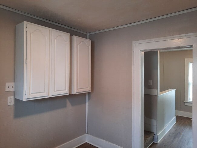 Building Photo - $1195 - 3 bedroom/ 2 bathroom plus bonus r...