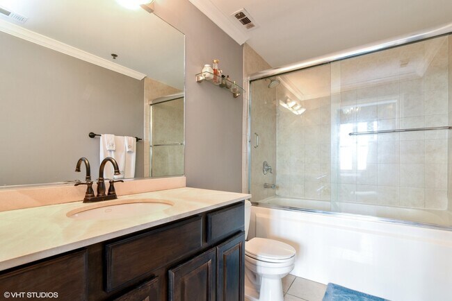 Building Photo - 6 S Laflin St