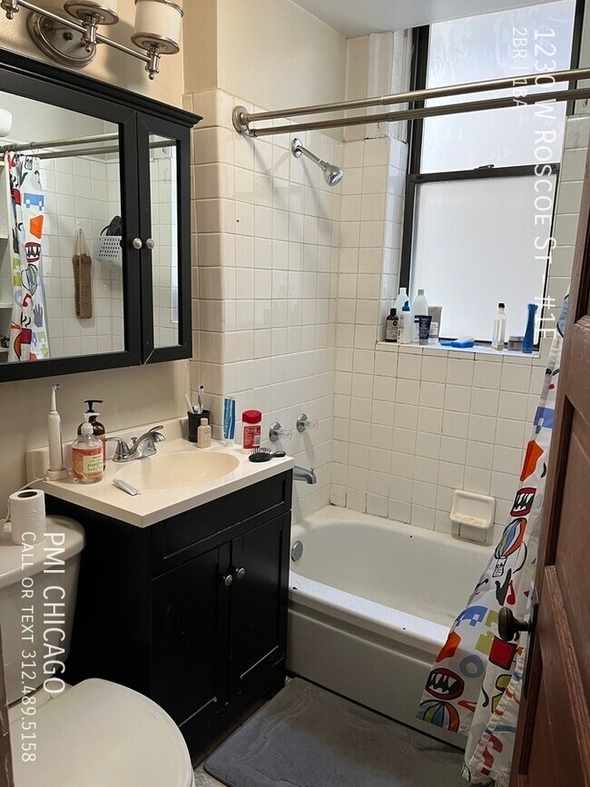 Building Photo - 1230 W Roscoe St