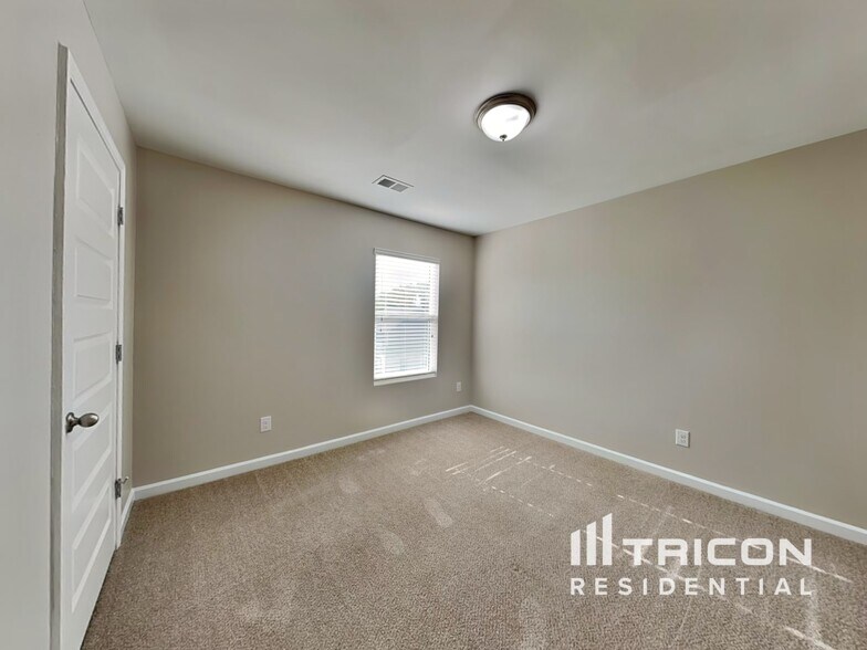 Building Photo - 1938 Roxey Ln