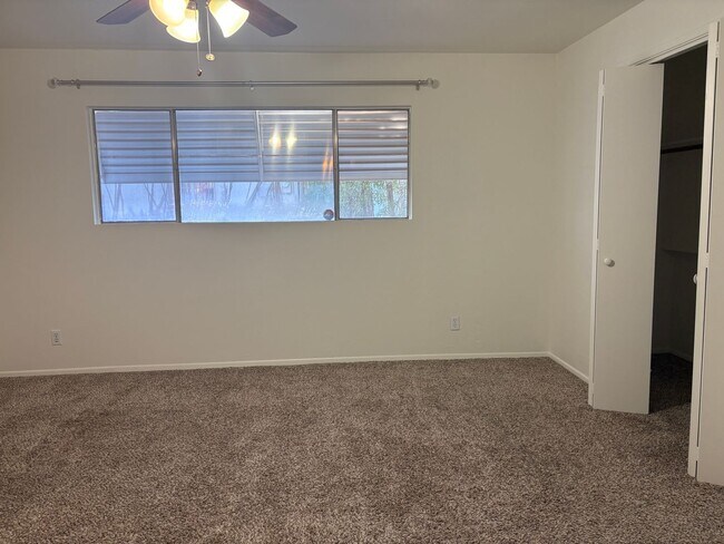 Building Photo - Central 3 Bedroom