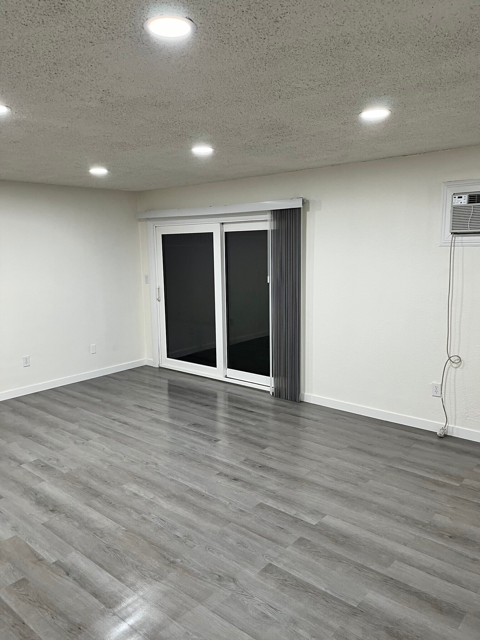 Building Photo - 385 Vernon Dr