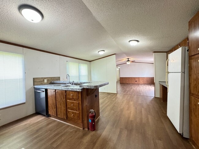 Building Photo - 3 Bedroom 2 Bath Mobile Home