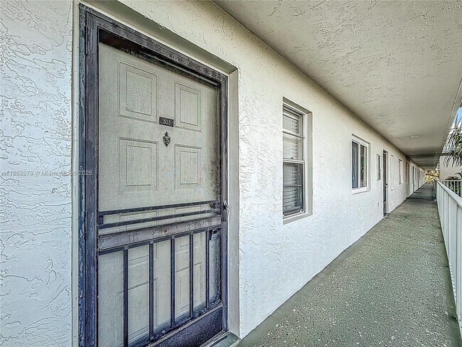 Building Photo - 2228 N Cypress Bend Dr