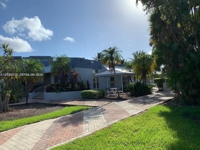 Building Photo - 9357 Fontainebleau Blvd