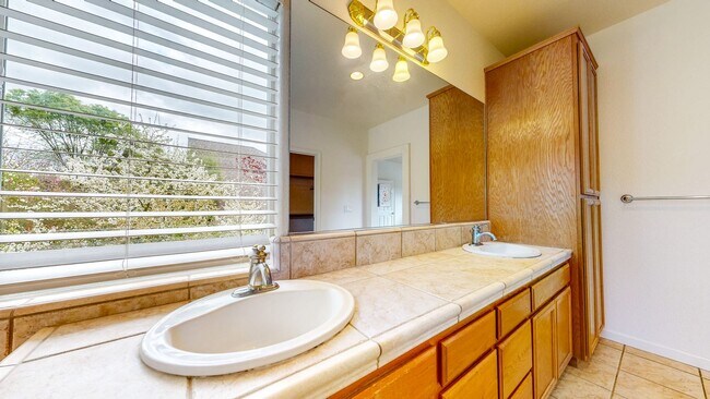 Building Photo - Desirable Skyhawk 3 bedroom Tri-Level Single Family