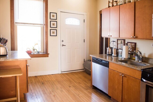 Building Photo - Huge UK Village 1 bed with Deck, Outdoor Space, Laundry. Free Internet