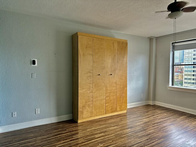 Building Photo - 311 W Ashley St