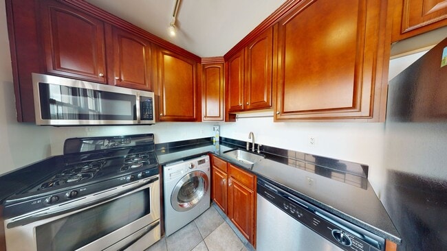 Building Photo - *ONE MONTH'S RENT FREE* Top Floor Updated ...