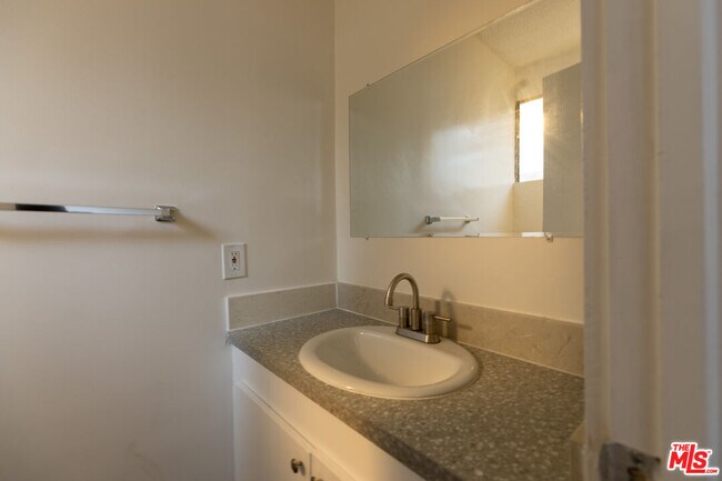 Building Photo - 11131 Rose Ave