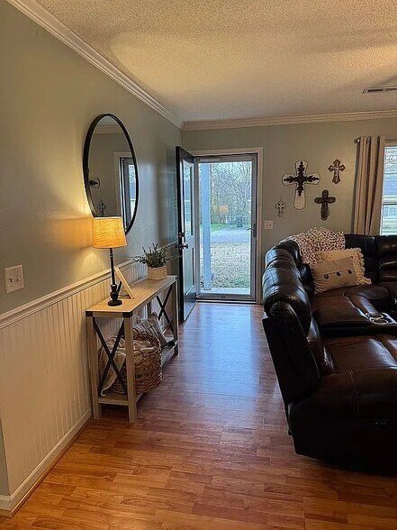 Building Photo - 8145 Iris Dr