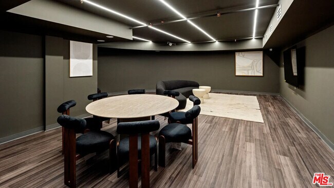 Building Photo - 505 S Barrington Ave