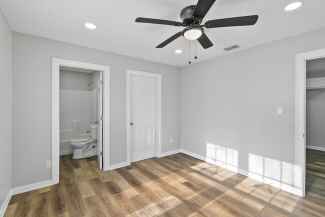 Building Photo - SPACIOUS TWO BEDROOM TWO BATH HOUSE!