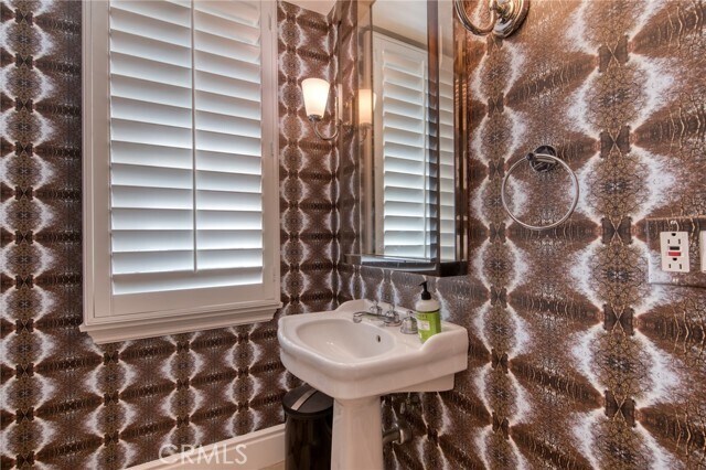 Building Photo - 325 Poppy Ave