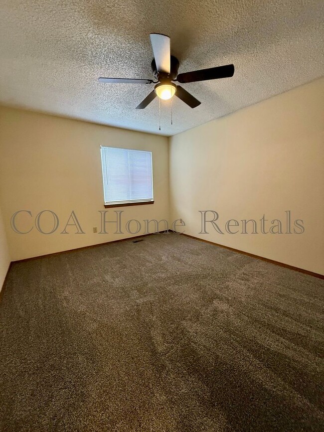 Building Photo - West Side Townhome