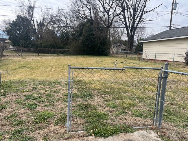 Building Photo - 421 Woodlawn Ave