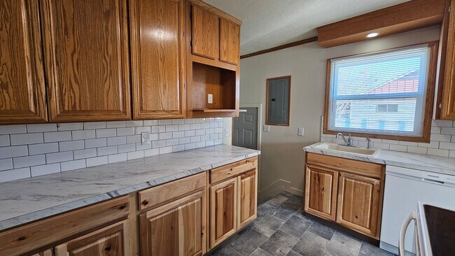 Building Photo - Pet Friendly, Fully Fenced Richland Duplex!